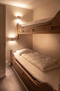 een slaapkamer met 2 stapelbedden in een kamer bij Bergo Leiligheter in Beitostøl