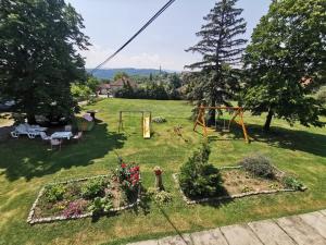 een luchtzicht op een tuin met een speeltuin bij Apartments Domaćinstvo Nikolić in Valjevo