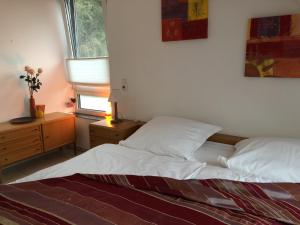 1 dormitorio con 2 camas y ventana en am Heider Bergsee, en Brühl