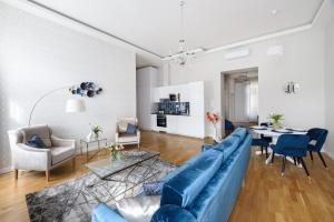een woonkamer met een blauwe bank en een tafel bij Luxury Royal Residence in the Heart of Budapest in Boedapest