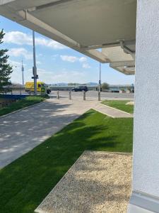 een uitzicht op een parkeerplaats met een groen gazon bij Danuberoom in Wenen