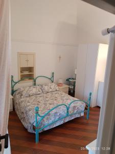 A bed or beds in a room at Locazione turistica La vecchia arcata