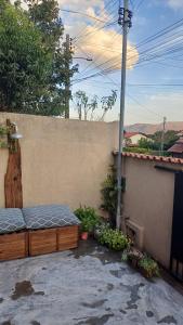 patio con panca accanto a un muro di Casa Da Ju Cavalcante a Cavalcante