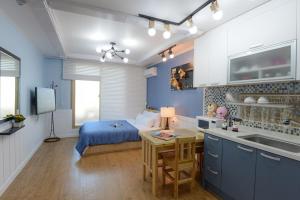 cocina con cama y mesa en una habitación en Suncheon Bay Healing Pension, en Suncheon
