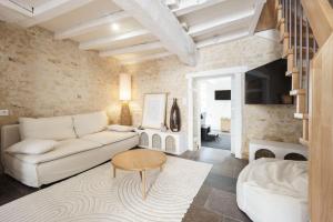 un soggiorno con divano bianco e tavolo di My Home Prestige / SPA Privatif a Châteauroux