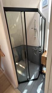 - une cabine de douche en verre dans la salle de bains dans l'établissement LONGOSPHERE GLAMPING, à Kırklareli