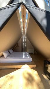 Bett in einem Zelt in einem Zimmer in der Unterkunft LONGOSPHERE GLAMPING in Kırklareli