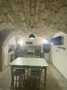 a kitchen with a table and chairs in a room at Casa degli ulivi in Cuglieri