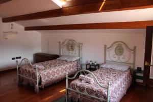 2 camas en una habitación con suelo de madera en Relax and apartment, en SantʼAgata Feltria