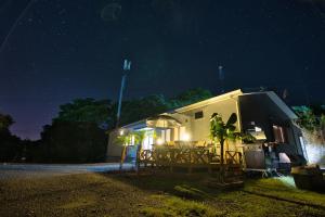 une remorque avec une table et des chaises la nuit dans l'établissement racine(ラシーヌ)【一棟貸切別荘】縄文杉・飲食店へアクセス利便な安房エリア／BBQ利用可能！, à Yakushima