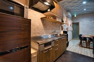 A kitchen or kitchenette at racine(ラシーヌ)【一棟貸切別荘】縄文杉・飲食店へアクセス利便な安房エリア／BBQ利用可能！