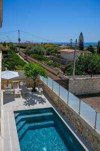 a swimming pool on top of a building at Villa Carlotta con piscina in Noto Marina