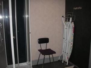 une chaise et une échelle dans une pièce dans l'établissement gite violette et pierrot, à Masevaux
