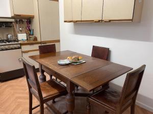 ein Holztisch mit Stühlen und ein Teller mit Essen drauf in der Unterkunft Forestbrook in Rostrevor