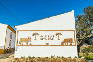 ein Zeichen für eine Klinik mit Kühen und Palmen in der Unterkunft Casa do Forno (Vale Luis Neto-Retiro do Caldeirão) in Loulé