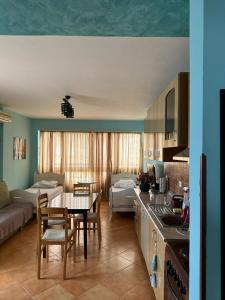 Il comprend une cuisine et un salon avec une table et un canapé. dans l'établissement Sea view apartment 1, à Shëngjin