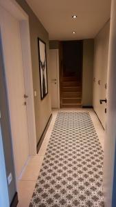 un corridoio con pavimenti in moquette e scale in un edificio di Vakantiehuis Rosselaer a Balen