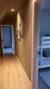 a hallway with a room with two bunk beds at Vakantiehuis Rosselaer in Balen