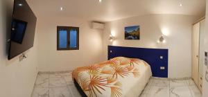 ein Schlafzimmer mit einem Bett in einem Zimmer in der Unterkunft Maison F3 mitoyenne avec piscine partagée et jardin privatif - Résidence Plaiz'Anse in Petite Île