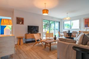 a living room with a couch and a table at Ty Glaz - Maison à 900m de la plage in Fouesnant