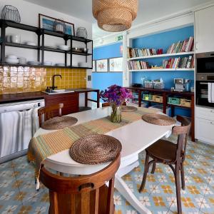 cocina con mesa blanca y sillas en Hostal Bubango, en San Andres y Sauces