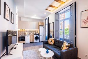 un soggiorno con un divano e un tavolo di Classy Studio Apartment with Unique Design a Valencia