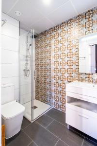 un bagno con doccia, WC e lavandino di Classy Studio Apartment with Unique Design a Valencia