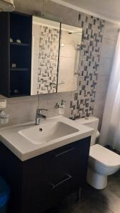 Koupelna v ubytování Elena Apartments + 9 fotografií