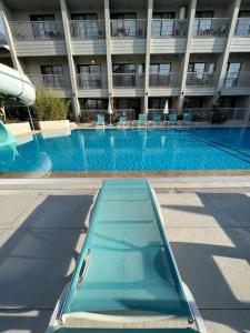 una gran piscina frente a un edificio en İZMAH 1+1 Lüks Tatil evi…, en Fethiye