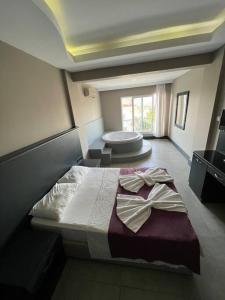 Un dormitorio con una cama con una pajarita. en İZMAH 1+1 Lüks Tatil evi…, en Fethiye