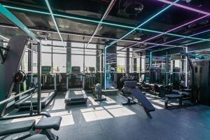 Fitness centrum a/nebo fitness zařízení v ubytování New Modern & Luxury 1BR JVC