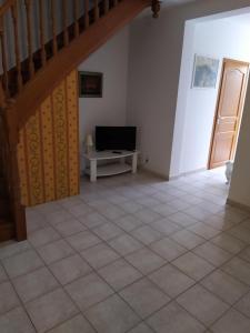 ein Wohnzimmer mit einer Treppe und Fliesenboden in der Unterkunft Maison à la plage.7 couchages in Borgo