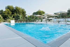 Stellaris Apartrooms في تيرمولي: مسبح كبير مع ماء أزرق في منتجع