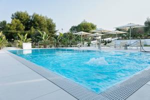 una gran piscina de agua azul en un complejo en Stellaris Apartrooms en Termoli