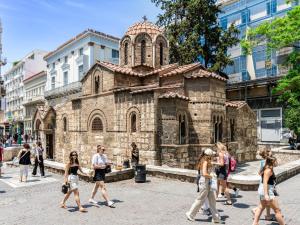 een groep mensen die voor een kerk lopen bij Sanders Center Athens in Athene