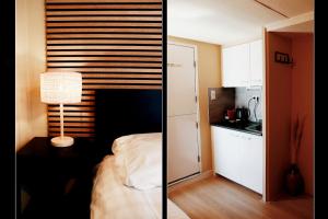 2 fotos de un dormitorio con cama y cocina en Floatel - de Schans Alphen en Benedeneind