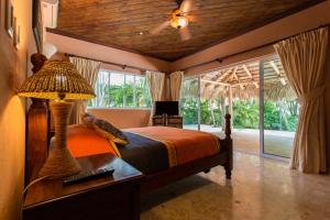 Giường trong phòng chung tại A Golf Lover's Dream Villa with 4 Bedrooms, Pool, Jacuzzi, and Maid