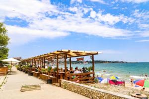 people sitting at a bar at the beach at Dadi Oazis Ravda in Ravda