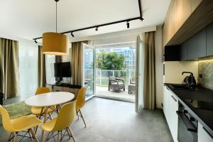 Кухня или мини-кухня в AboutArtApartments - Twin Towers
