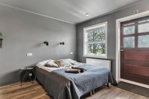 1 dormitorio con cama y ventana en Elding Apartments, en Ölfus