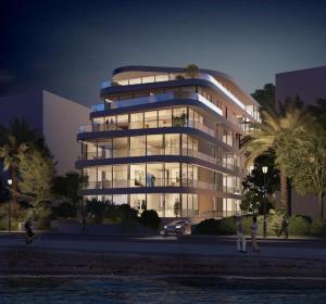 un gran edificio con gente caminando delante de él en luxury boutique apartment 2BR With balcony on the sea, en Haifa