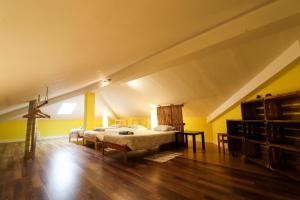 The Maverick Surfvillas في لورينها: غرفة نوم بسريرين في غرفة بجدران صفراء