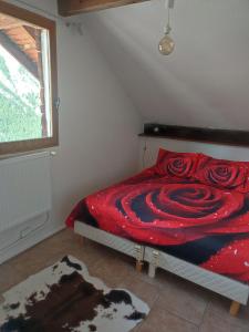 1 dormitorio con 1 cama con manta roja en Õ 2040 en Saint-Véran