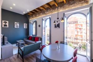 een woonkamer met een tafel en een bank bij Spacious Penthouse with Massive Terrace in Valencia