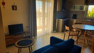 TV a/nebo společenská místnost v ubytování Elena Apartments