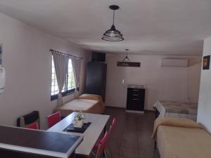 een kleine woonkamer met een tafel en een bank bij Los Ceibos dpto para 4 personas in Estancia Vieja