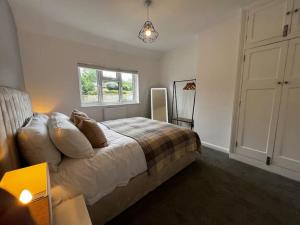1 dormitorio con cama y ventana en Modern, 3Bedroom, Free Parking, Central en Oxford