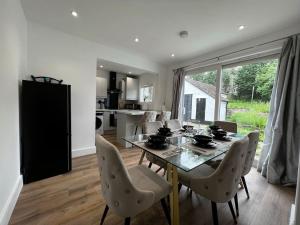 a kitchen and dining room with a table and chairs at Modern, 3Bedroom, Free Parking, Central in Oxford