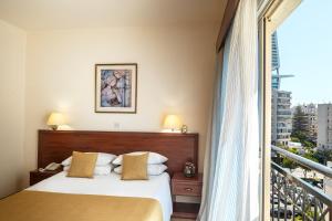 Postel nebo postele na pokoji v ubytování Kapetanios Limassol Hotel