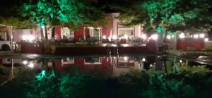 una casa con piscina por la noche en ΠΕΡΙ ΑΝΕΜΩΝ en Zérvi